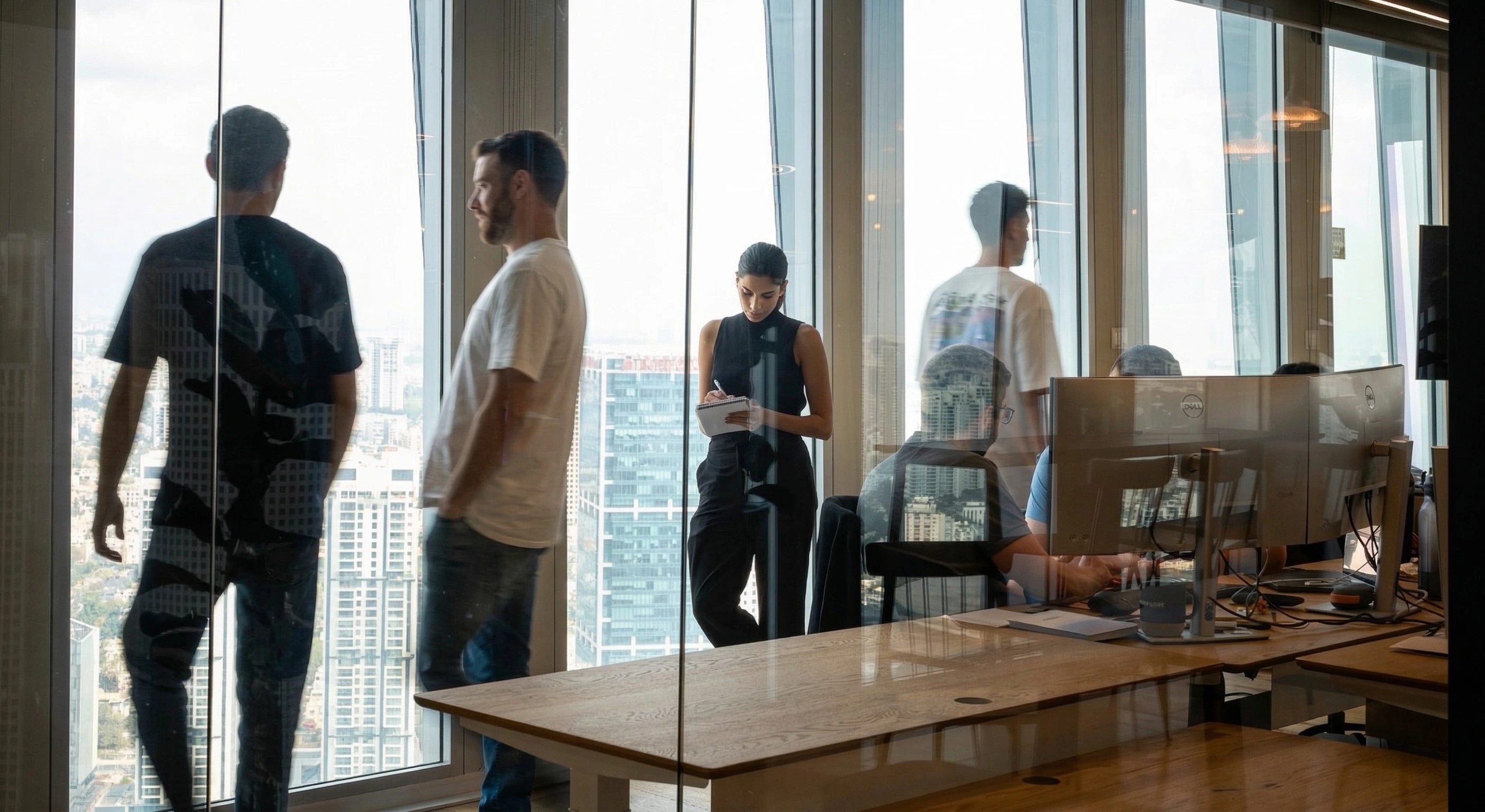 Equipo de Averis trabajando en oficina